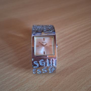 ženska ročna ura Guess