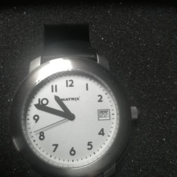 ženska ročna ura z datumom