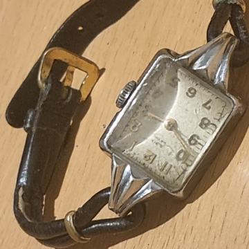 ženskog vintage sata, najverovatnije iz perioda 1940