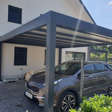 Kovinski nadstrešek za avtomobile ali teraso