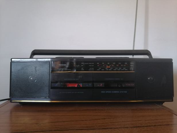 Radio Réveil Vintage Toshiba CR-1000L - 3 Bandes FM/MW/LW, Affichage Numérique Beige