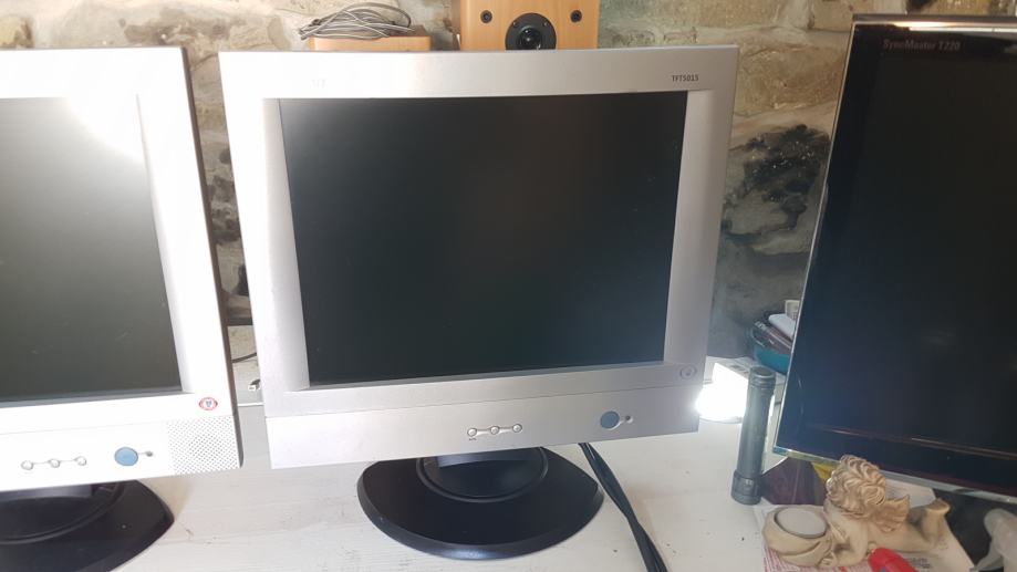 Monitor Compaq 15", en z vgrajenimi zvočniki