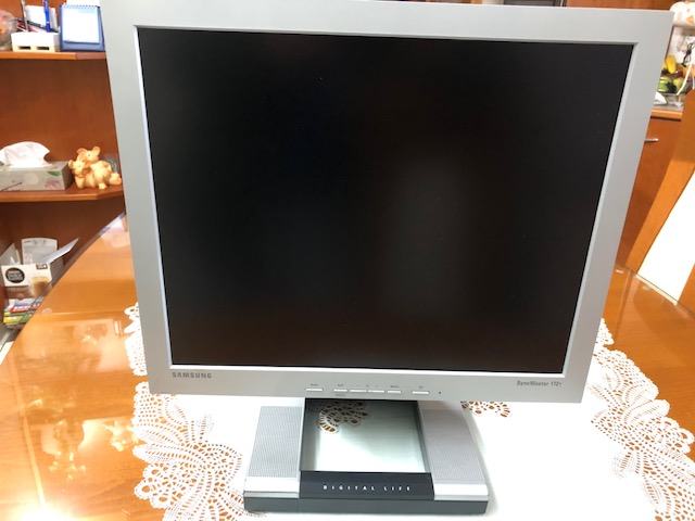 17" LCD monitor SAMSUNG Syncmaster 172t