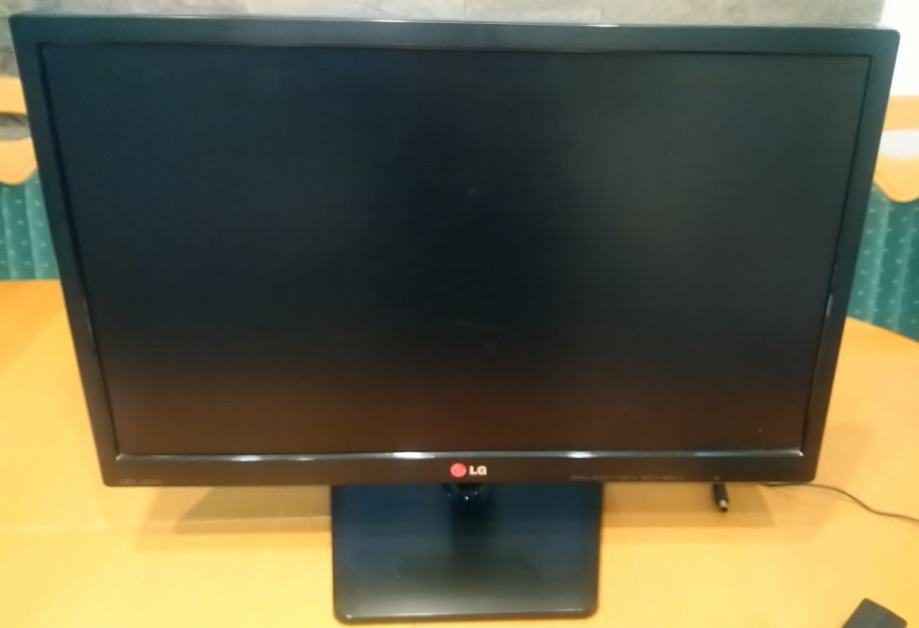 Monitor LG LED 22EN33 (velikost 22 palcev)