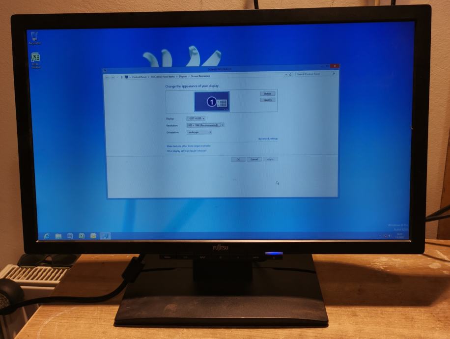 LCD monitor Fijitsu velikosti 23"