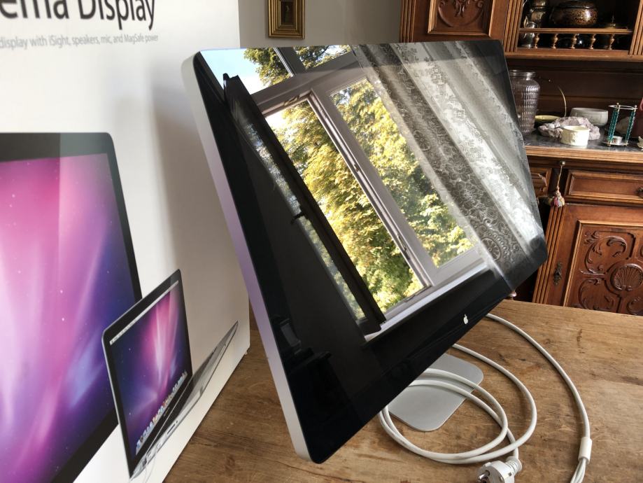 Apple LED Cinema Display 27 monitor