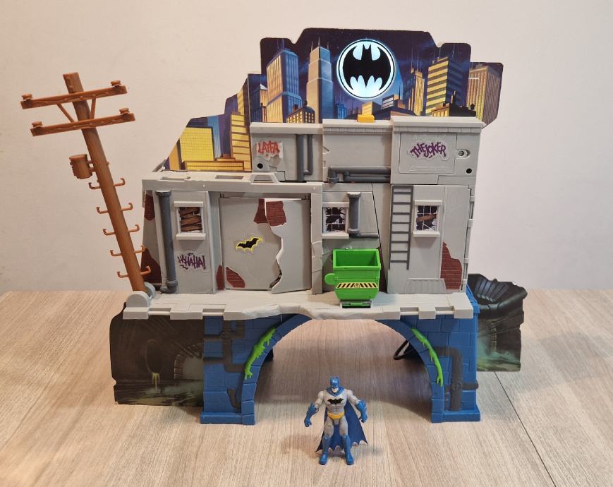 Batman batvotlina igralni set s figuro + gratis vozilo