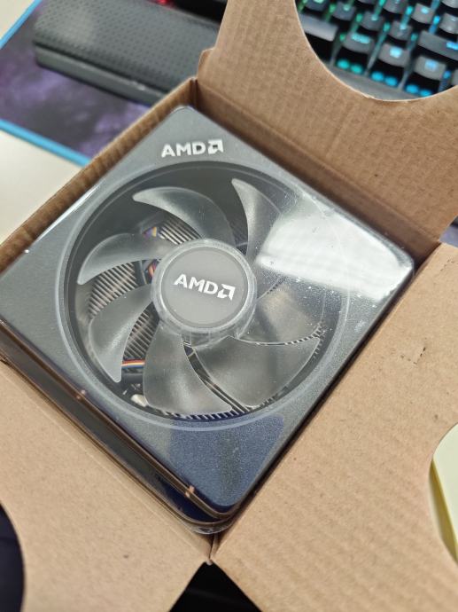 AMD Ryzen 9 3900X + BOX AMD hladilnik