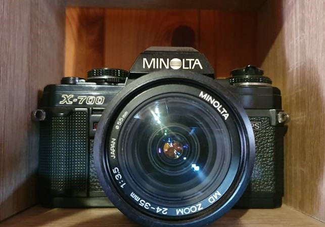 Minolta x-700 +  objektivi 24-35mm + 35-105mm + 75-200mm + flash