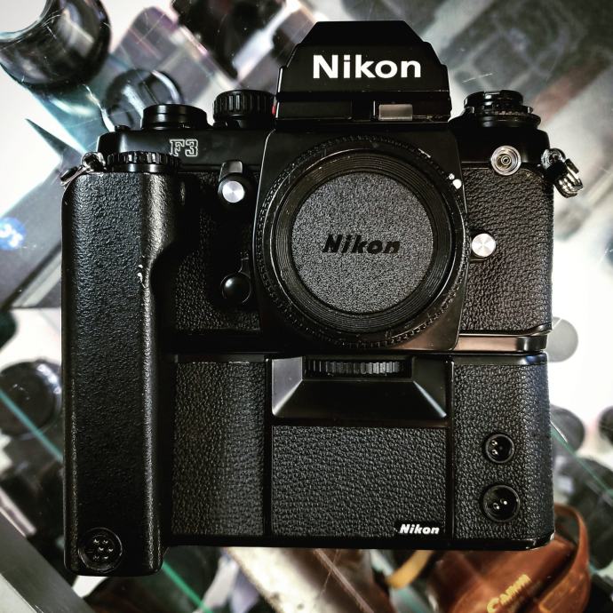 Nikon F3 analogni fotoaparat z Nikkor 35-105mm + MD4