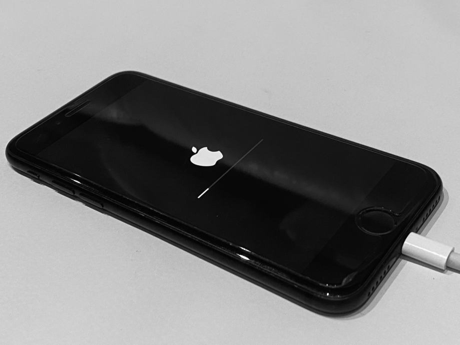 APPLE iPhone 7 mat black 128GB brezhiben nepoškodovan 1 leto v uporabi
