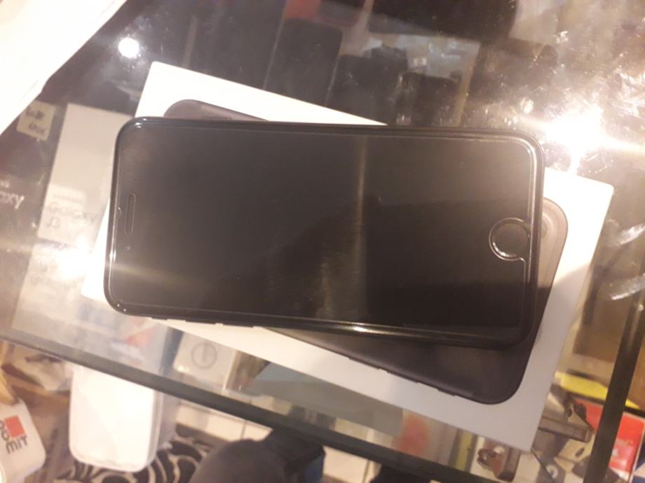 Pametni telefon Apple Iphone 7 32GB -UGODNO-BERI OPIS