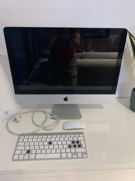 Apple iMac (21,5") i3