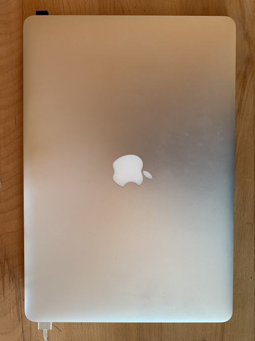 Apple MacBook Pro 15 samo 55 ciklov, kot NOV