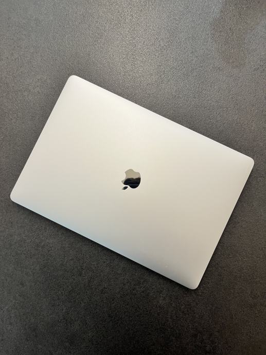 MacBook Pro 15 2018 Silver, 2,2GHz I7, 16GB, Intel UHD 630, 256GB SSD