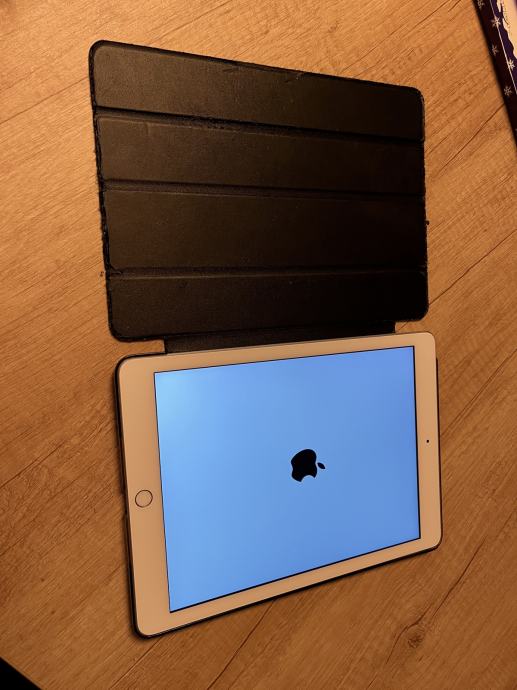 Apple iPad 2017 32gb srebrne barve - v okvari