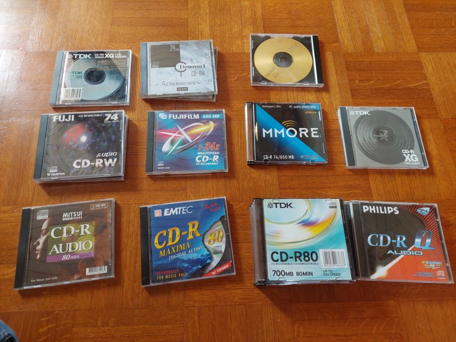CD prazni raznih znamk 48 kosov