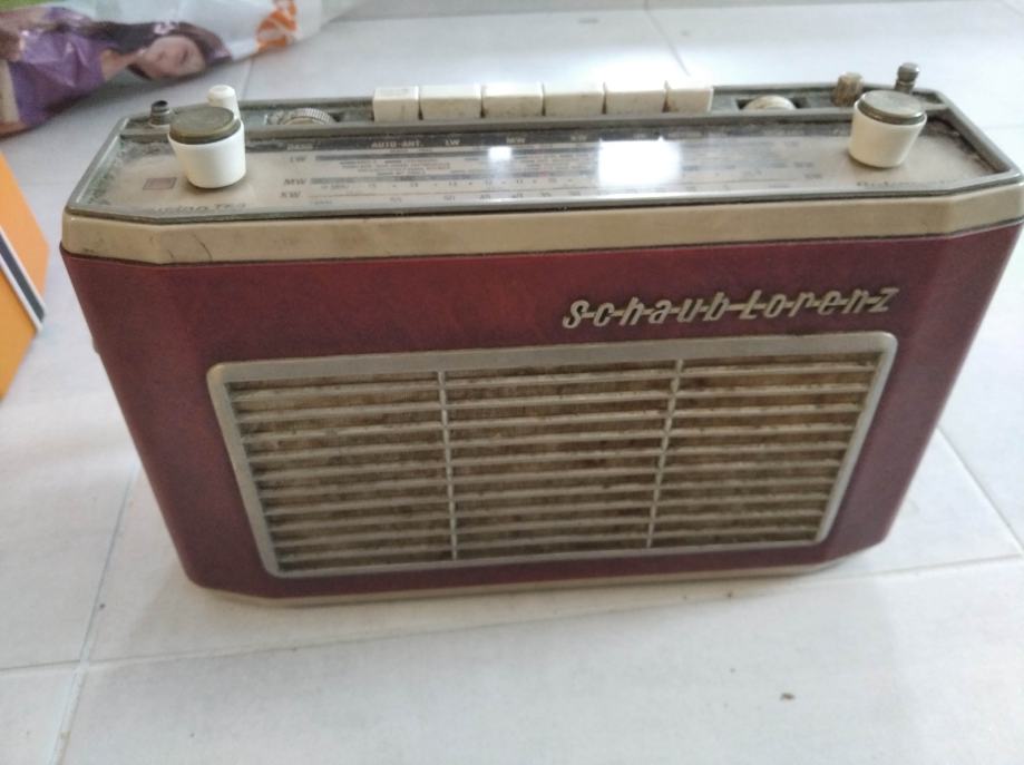 Stari radijo aparati in gramofon + vinil plošče Avsenikove in Slakov