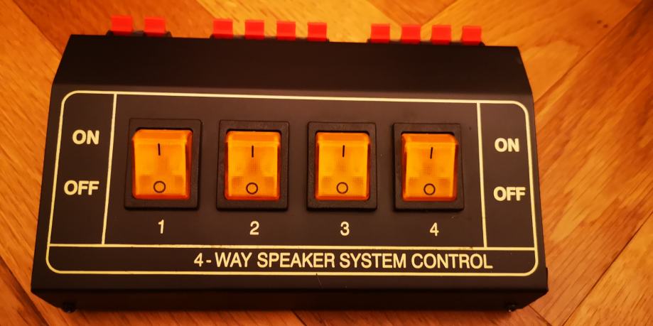 Switch preklopnik za 4 pare zvocnikov