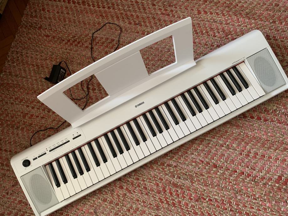 Yamaha keyboard piaggero np-12 white