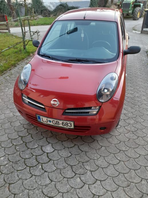 Nissan Micra K12 Geht Während Der Fahrt Aus Nissan Micra K12, 2007 l.