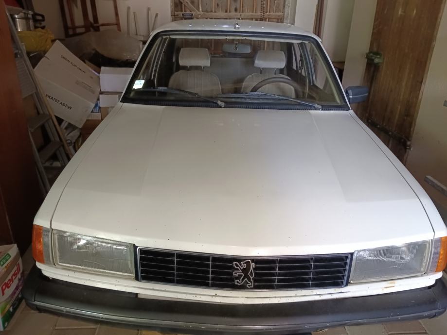 Peugeot 305