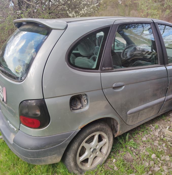 renault-scenic-po-delih