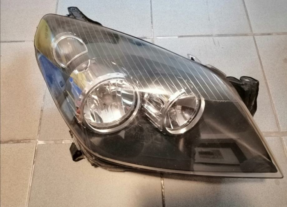 Opel Astra GTC sprednja luč