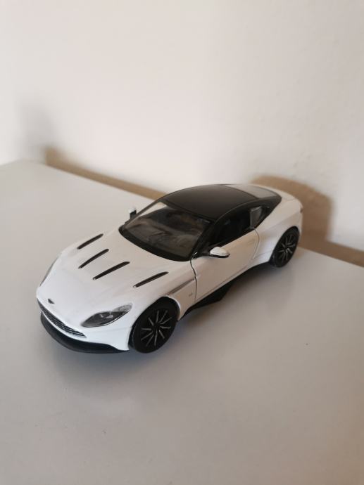 Avto Aston Martin