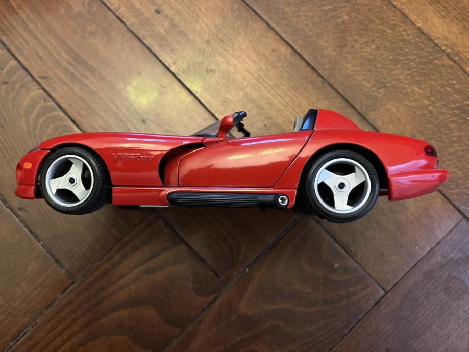 Burago 1/18 Scale Diecast 171021C - Dodge Viper RT/10 - Green/Red