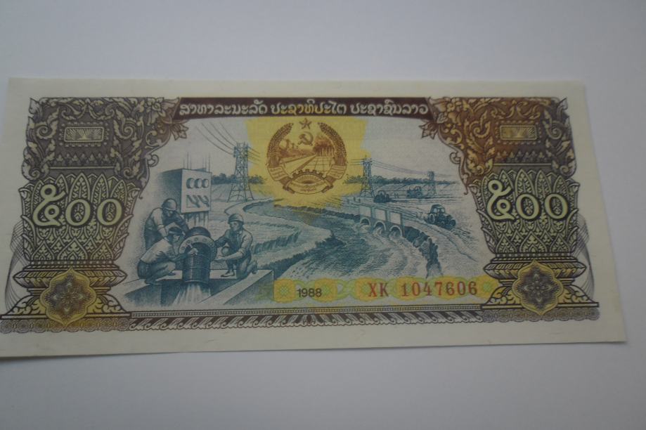 BANKOVEC LAOS 500 KIP 1988 UNC