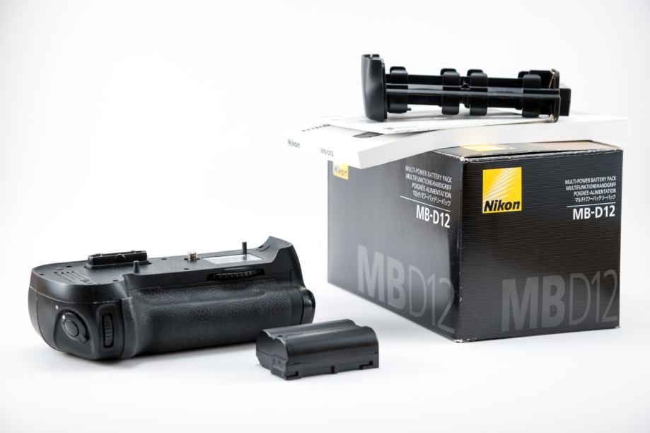 Baterijsko držalo Nikon MB-D12 (battery grip) + EN-EL15 baterija