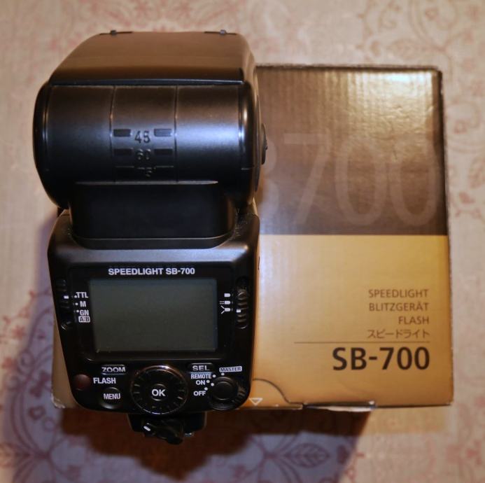 Nikon SB-700 bliskavica