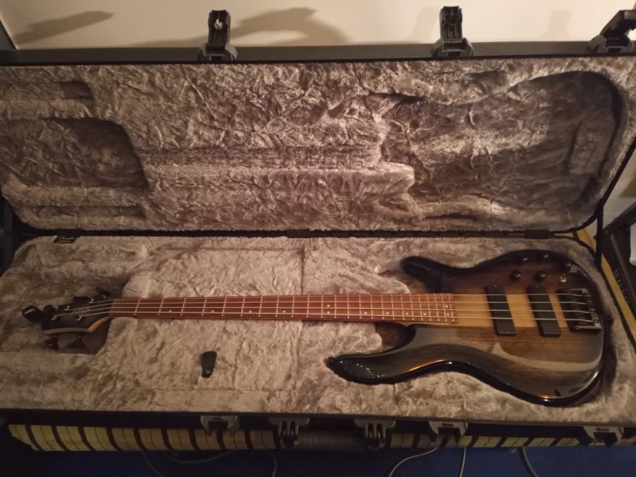 Bas kitara / bass guitar za najem / for rent