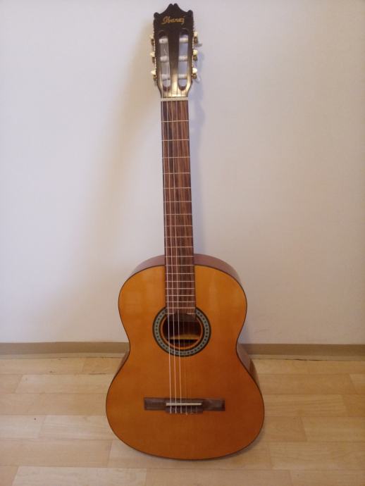 Prodajam NOVO klasično kitaro Ibanez, z uglasevalcem in rezervnimi str