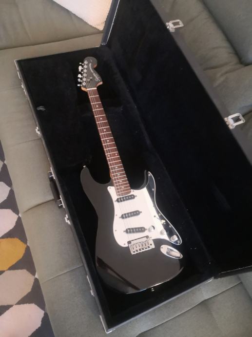 Sqiuer (Fender) Stratocaster Standard black chrome + kovček
