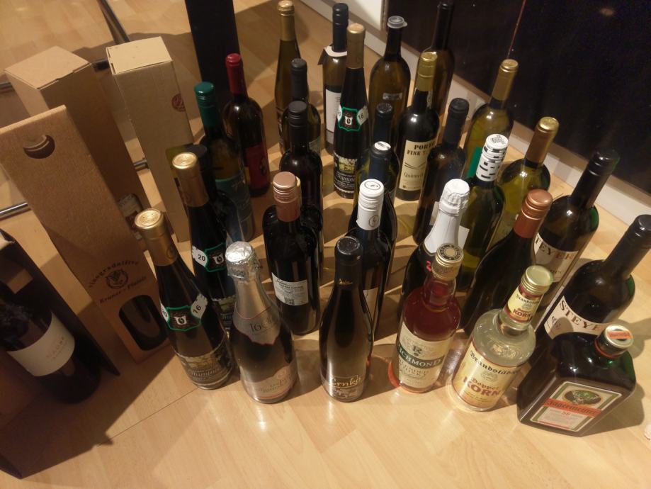 Prodam 35 steklenic raznovrstnih alkoholnih pijač (vina, razno...)