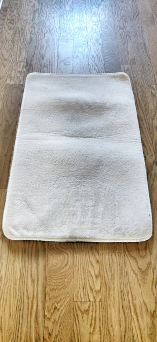 Mehka preproga tepih za kopalnico bele barve 44x73x1.5 cm