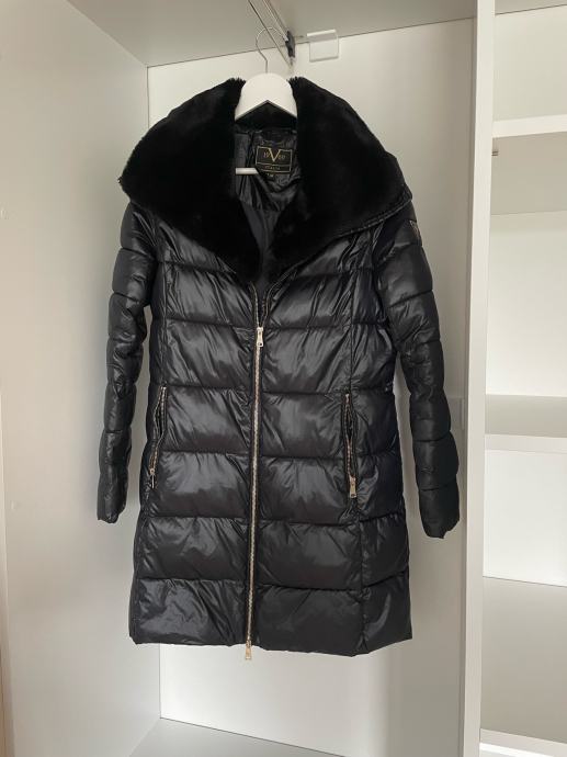 Črna zimska jakna vel. 36 (19V69)