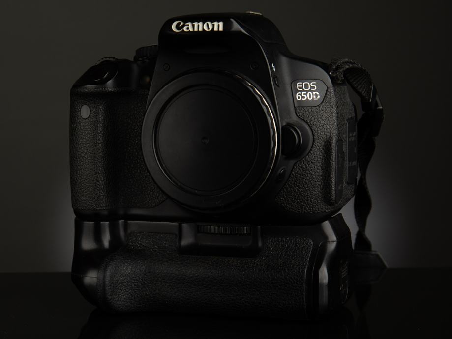 Canon 650D in baterijsko držalo