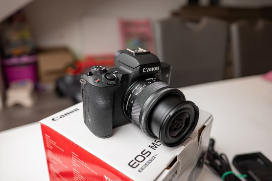 Canon EOS M50+OBJEKTIV 1545mm+8 BATERIJ+BLISKAVICA+POL.FILTER