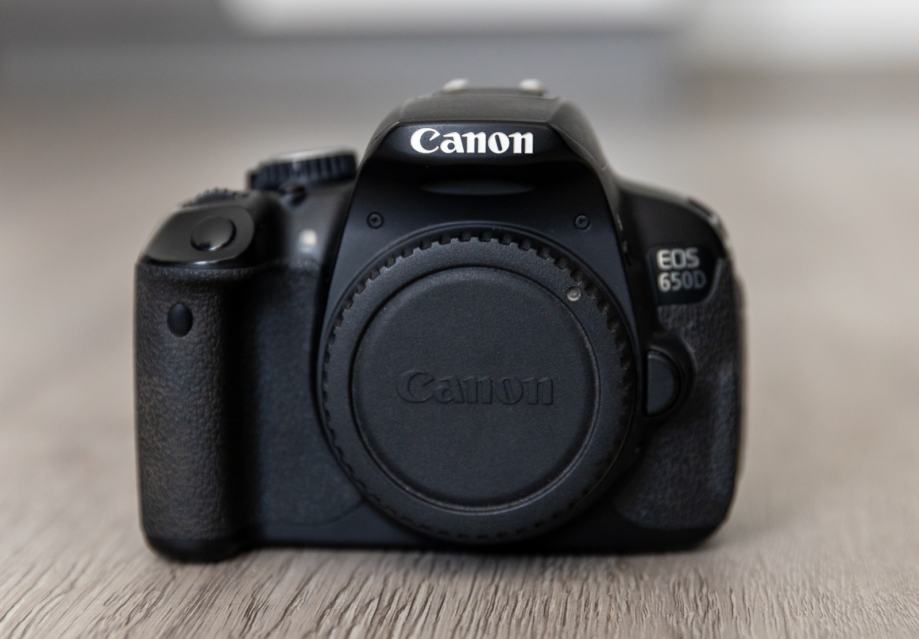 Canon T4i/650D + Battery Grip + 32GB SD kartica + 4 baterije / UGODNO