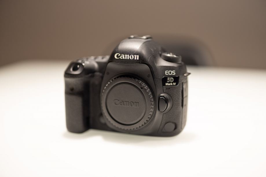 Canon EOS 5D Mark IV-Odlično ohranjen (možnost nakupa dodatne opreme)