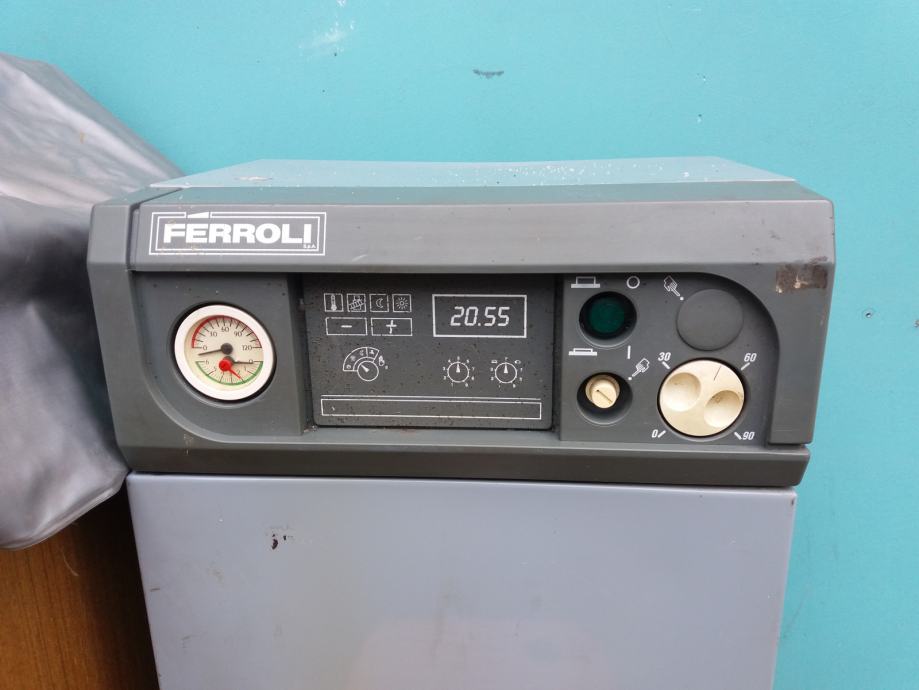 Oljna peč Ferroli, radiatorji, črpalka Grundfos