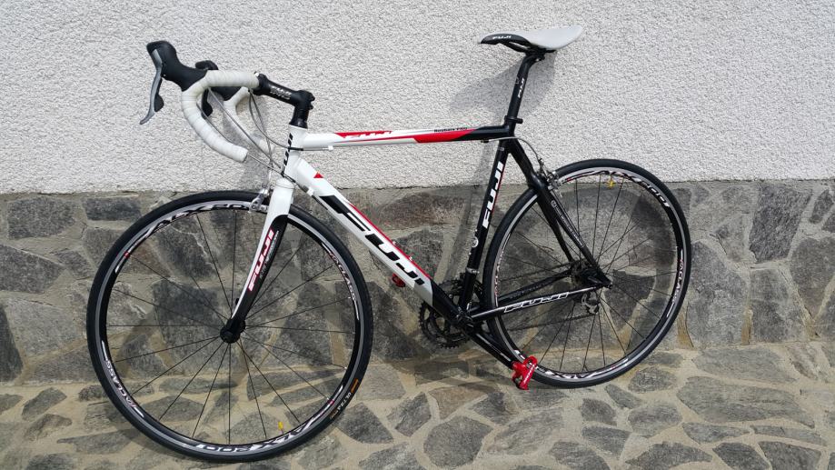 fuji roubaix pro road bike