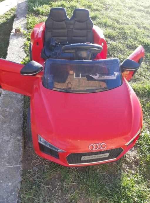Prodam otroški avto na akumulator Audi R8 Spyder(daljinsko voden)