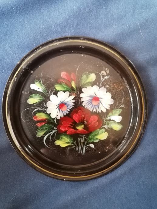 Kovinski krožnik z motivom rož