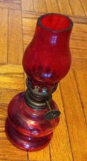 Lepo oblikovana rdeča lanterna - 11,5 cm, steklena, starina