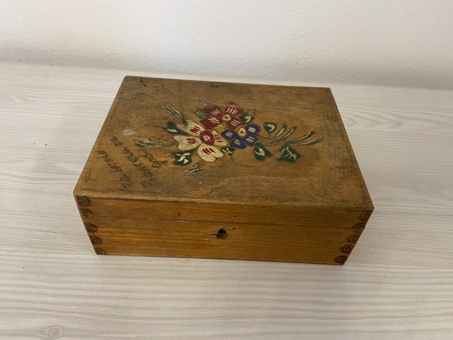 mala škatlica z motivom rož s posvetilom