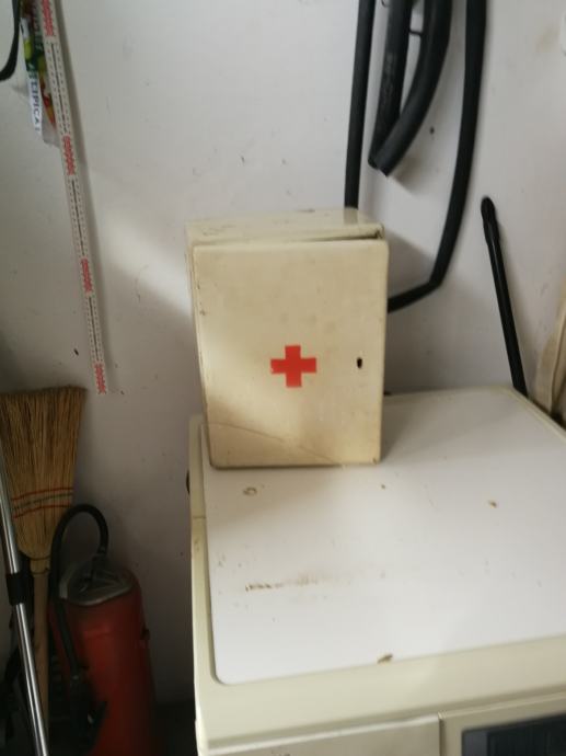 Prodam staro škatlo rdečega križa. tel.031/735-058